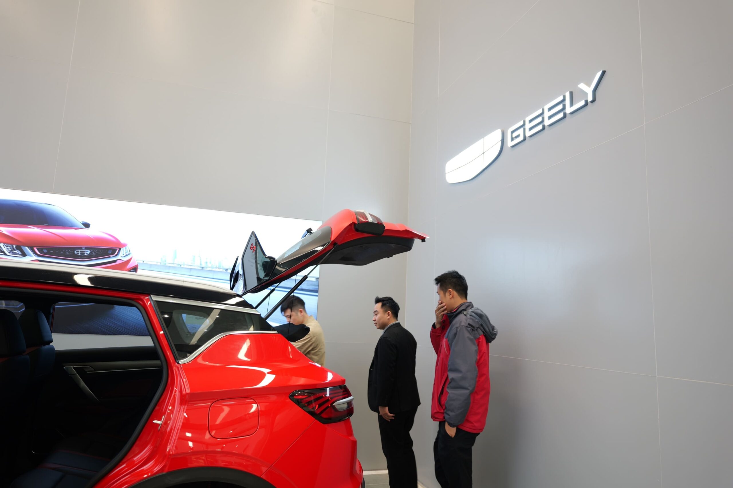 Đội ngũ Geely Nha Trang hỗ trợ khách hàng nhiệt tình