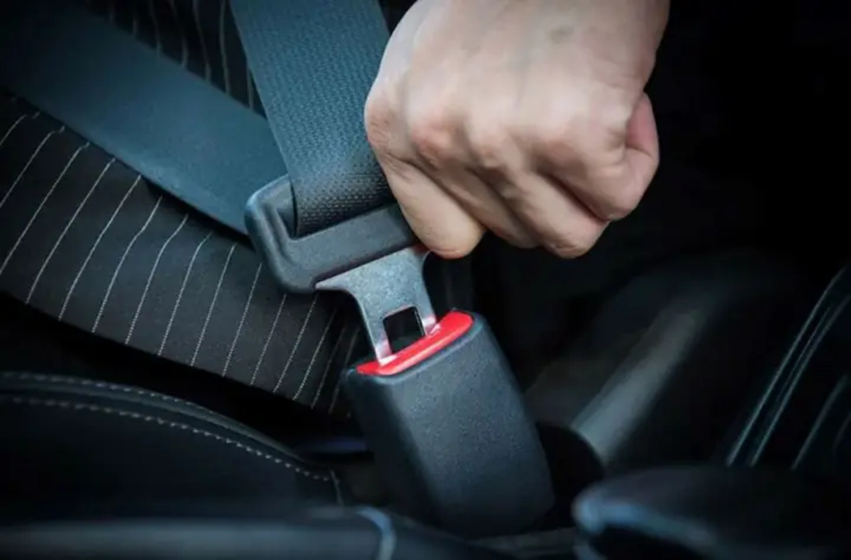 Luôn thắt dây an toàn và đóng cửa xe khi sử dụng Auto Hold